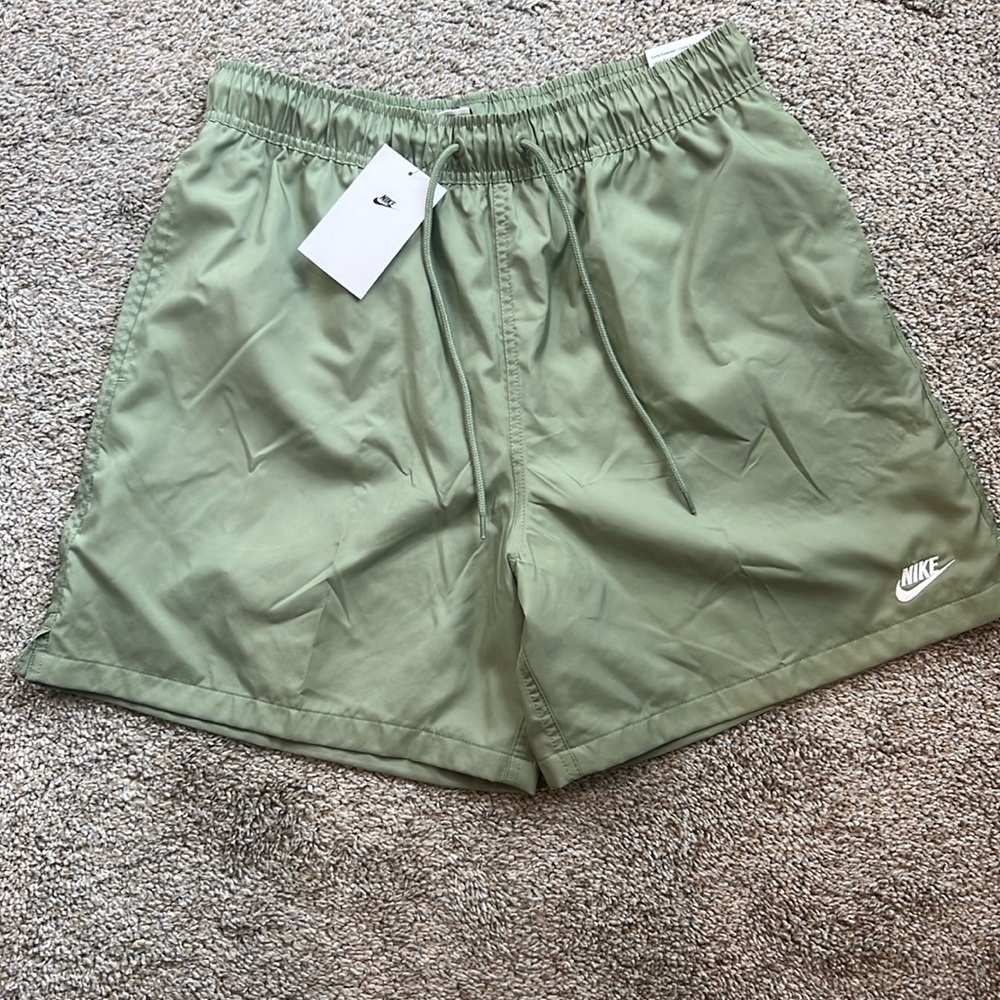 NWT! Nike Men’s Standard Fit Above Knee Short - Medium